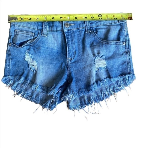 Signature8 Women’s Distressed Mid Rise Fringed Raw Hem Shorts Size Large - Picture 7 of 8